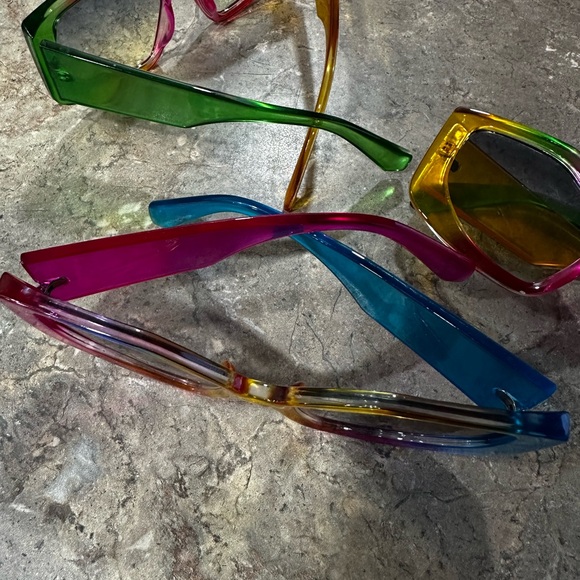 Beautiful colourful summer sunglasses $15 each or 3 for $35. - Picture 9 of 9